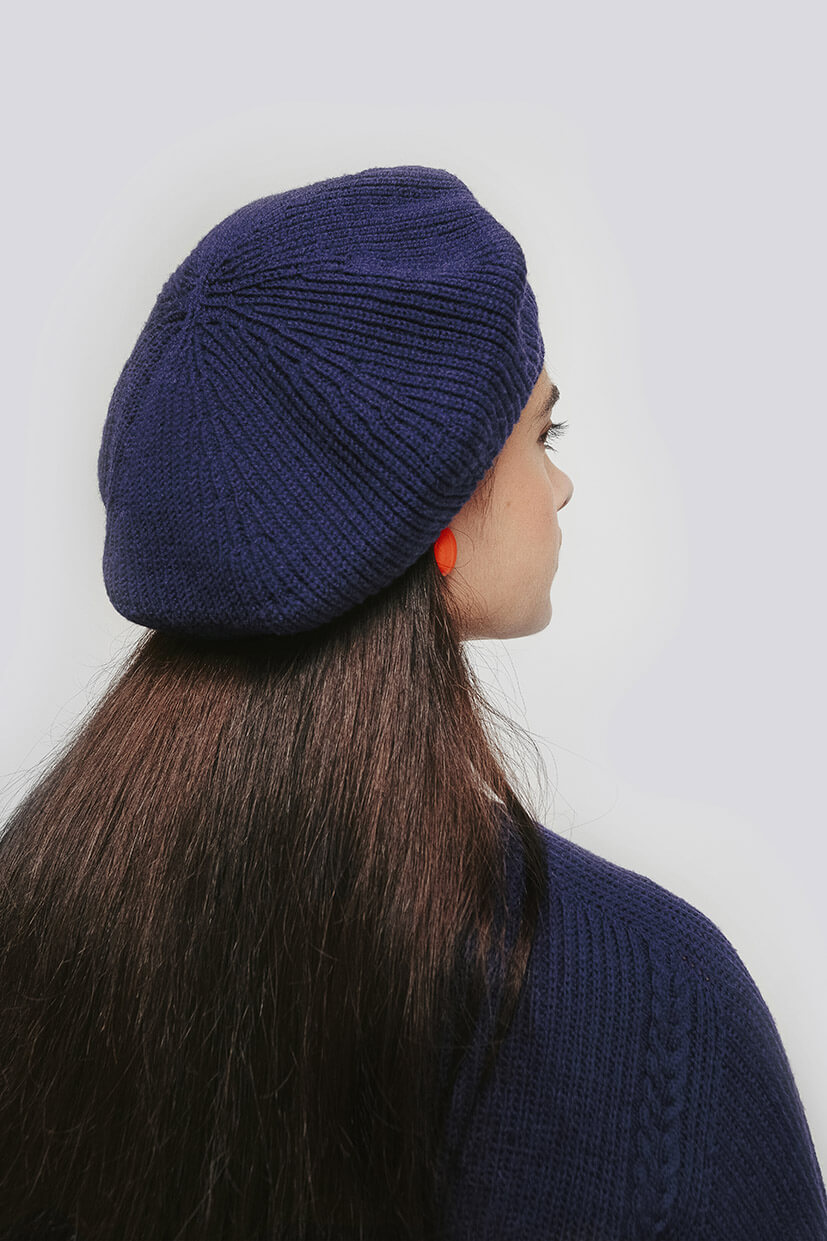 femme de dos portant un béret en laine mérinos bleu marine