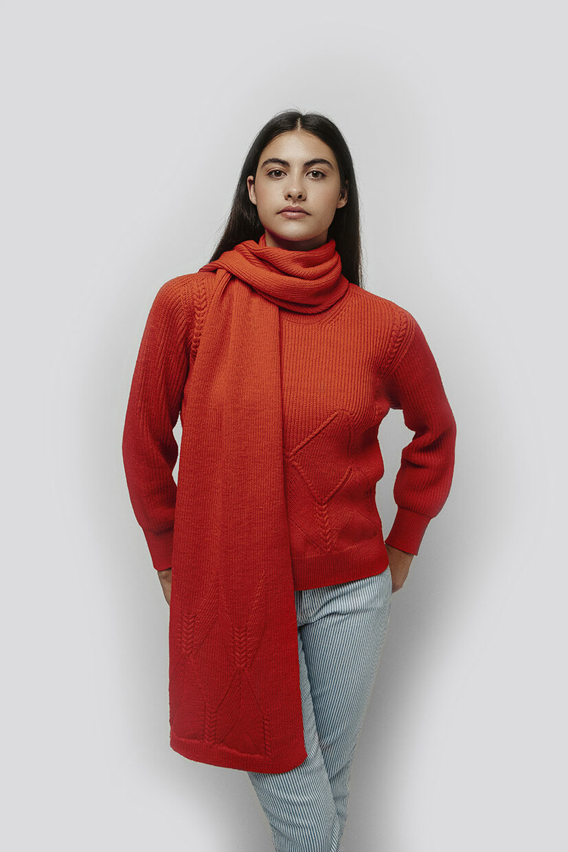 Femme portant une écharpe et un pull assorti en laine rouge 100% mérinos