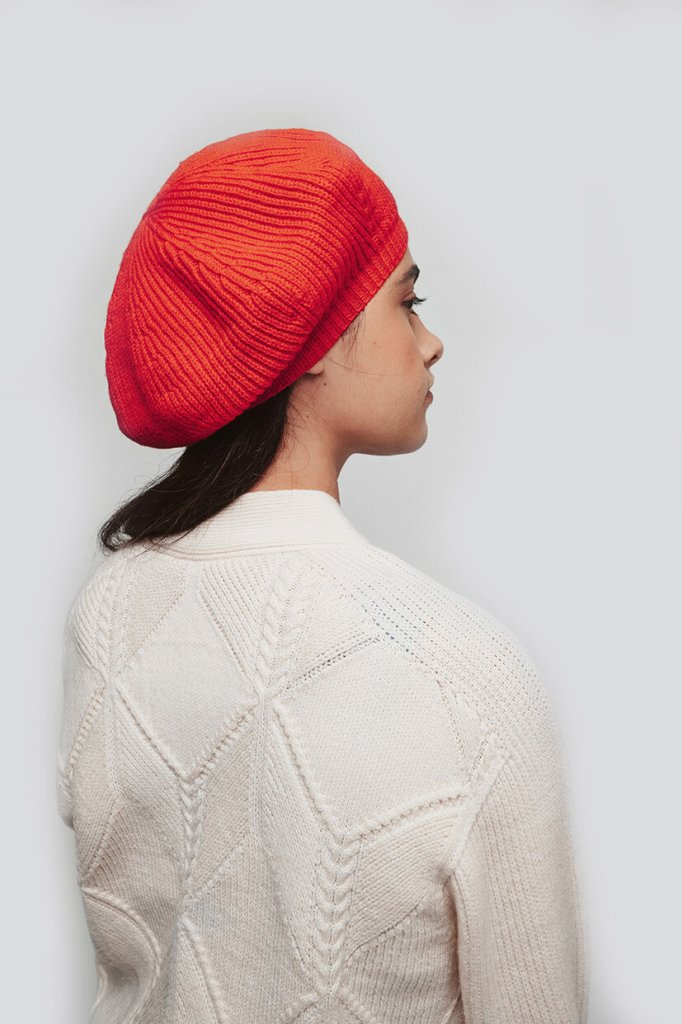Veste en laine écru à losanges et béret rouge