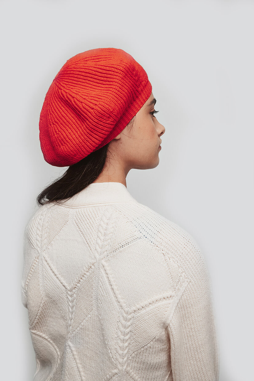 Veste en laine écru à losanges et béret rouge