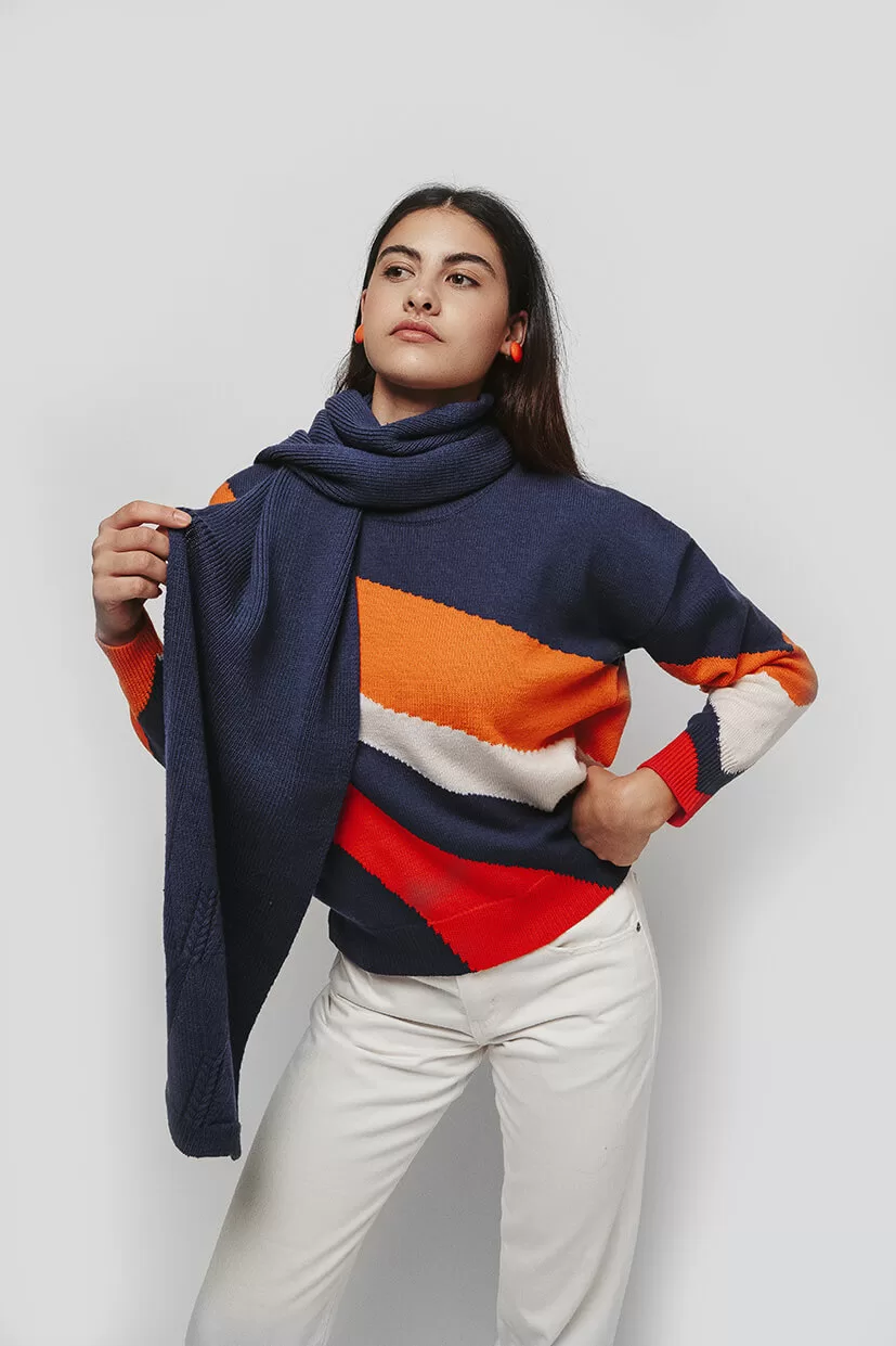 Femme portant une écharpe en laine bleu marine 100% mérinos et un pull multicolore