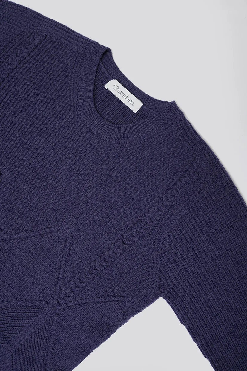 gros plan sur un pull en laine bleu marine