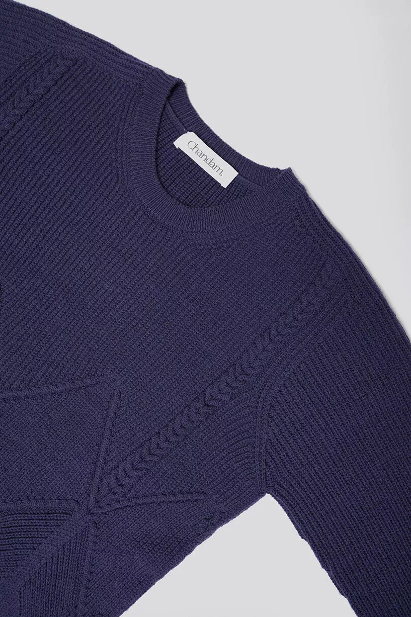 gros plan sur un pull en laine bleu marine