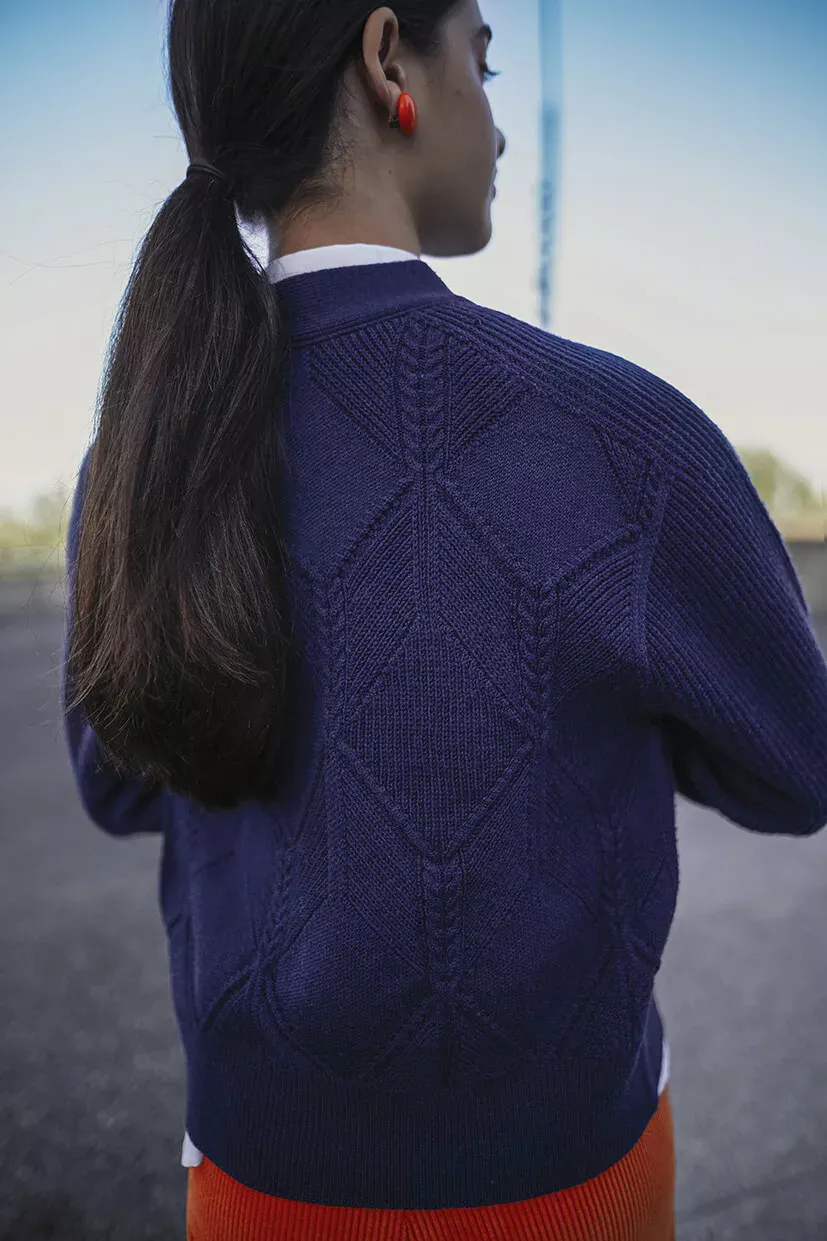 pull femme laine bleu marine vu de dos