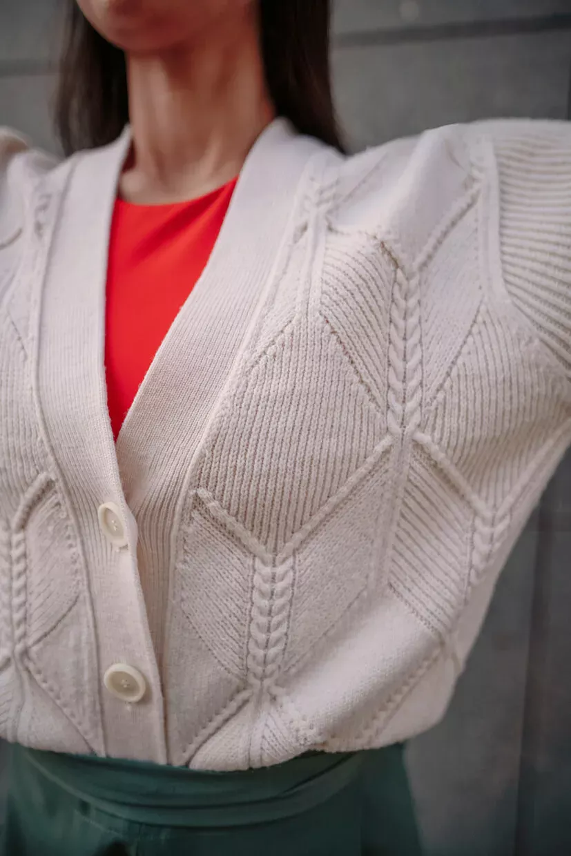 gros plan veste femme laine écrue 100% mérinos 3 boutons jeu de points à losanges et côtes perlées