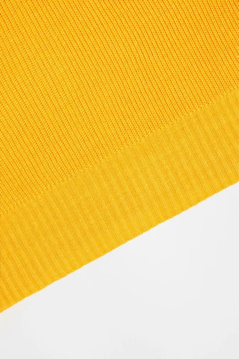 debardeur-en-lin-made-in-France-jaune-soleil-femme-Master-of-Linen-col-V-cotes-perlees
