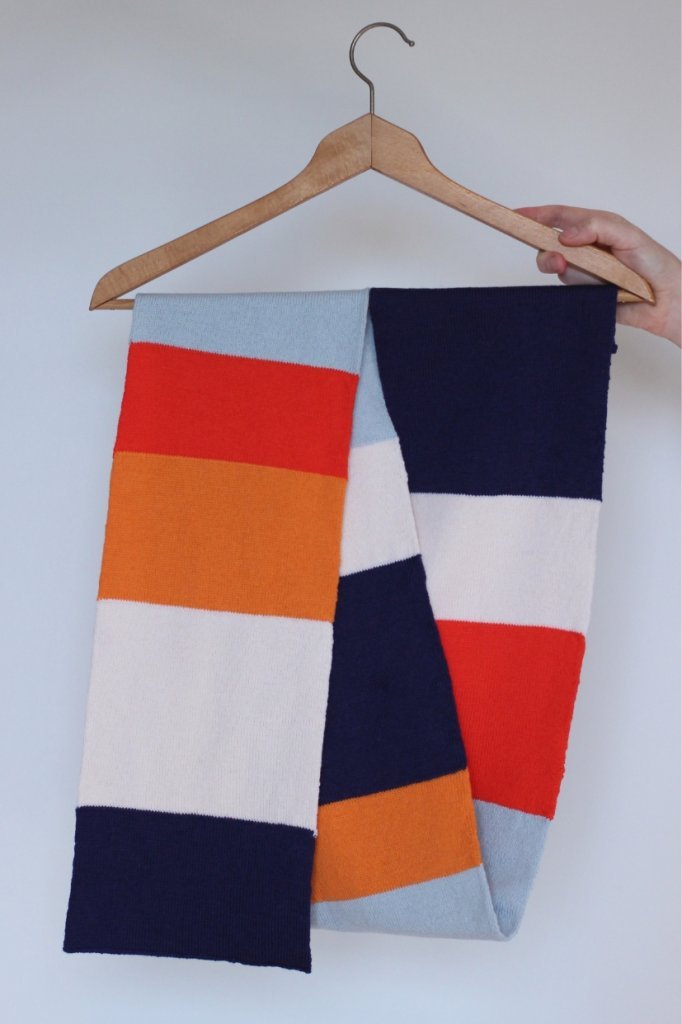 écharpe made in France tricotée à Nice à la demande en jersey double 100% laine mérinos d'Arles coloris rouge orange bleu ecru