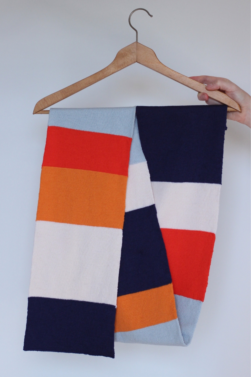écharpe made in France tricotée à Nice à la demande en jersey double 100% laine mérinos d'Arles coloris rouge orange bleu ecru