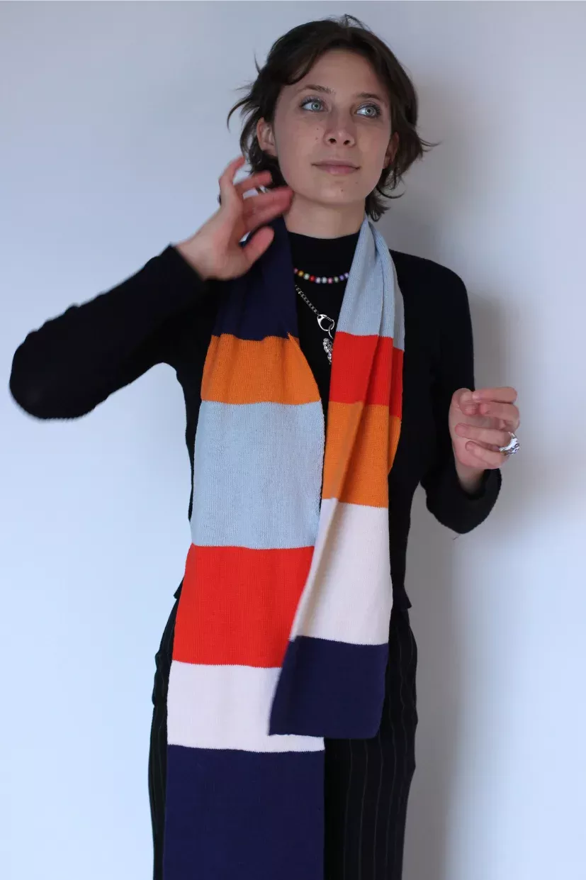 écharpe made in France tricotée à Nice à la demande en jersey double 100% laine mérinos d'Arles coloris rouge orange bleu ecru