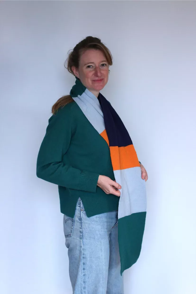 écharpe rayée 100% mérinos d'Arles tricotée à Nice à la demande en jersey double coloris bleu orange vert