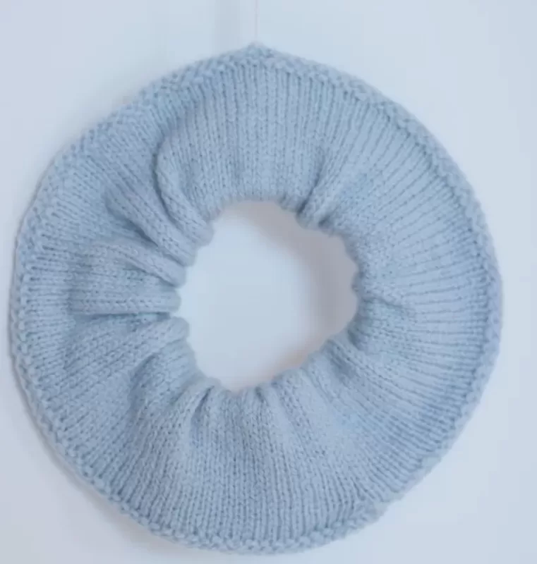 chouchou bleu ciel coloris givre 100% laine mérinos d'Arles tricotée en jersey en France à Nice à la demande