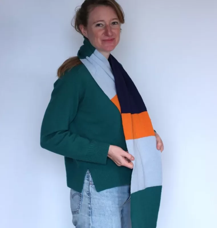 écharpe rayée 100% mérinos d'Arles tricotée à Nice à la demande en jersey double coloris bleu orange vert