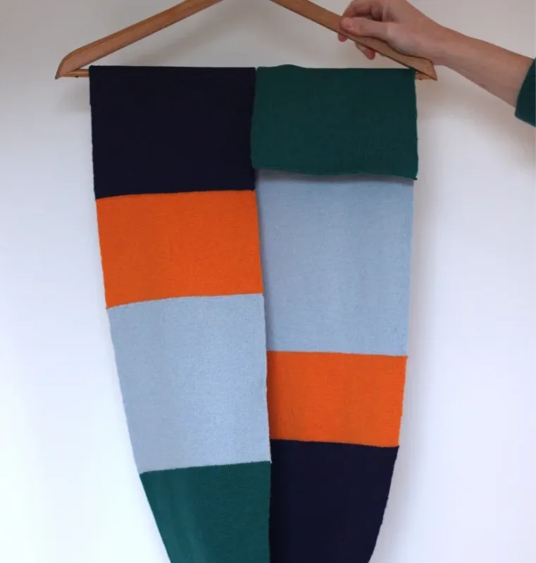 écharpe rayée 100% mérinos d'Arles tricotée à Nice à la demande en jersey double coloris bleu orange vert