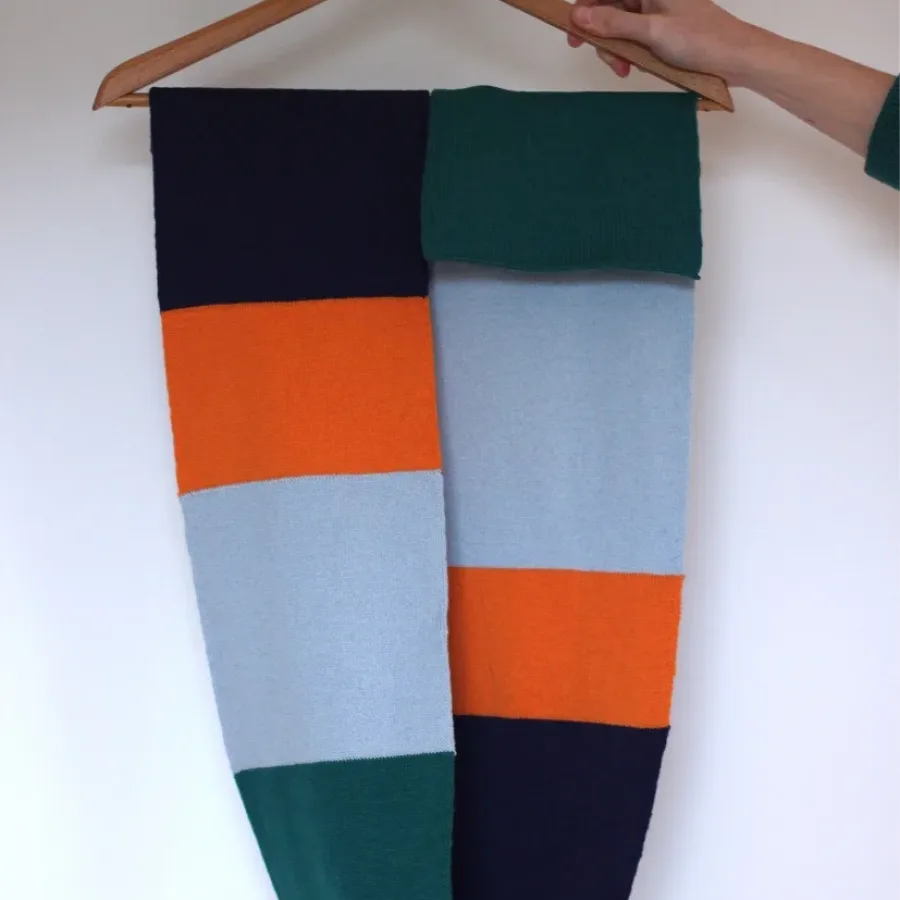 écharpe rayée 100% mérinos d'Arles tricotée à Nice à la demande en jersey double coloris bleu orange vert